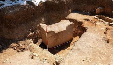 Σαρκοφάγος 5 τόνων στην Κροατία αποκαλύπτει μια ταφή 1.500 ετών