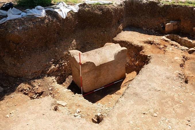 Σαρκοφάγος 5 τόνων στην Κροατία αποκαλύπτει μια ταφή 1.500 ετών
