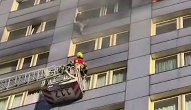 Βερολίνο: Γυναίκα πήδηξε από φλεγόμενο κτήριο και πυροσβέστης την έπιασε στον αέρα (βίντεο)