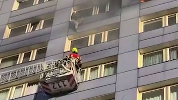 Βερολίνο: Γυναίκα πήδηξε από φλεγόμενο κτήριο και πυροσβέστης την έπιασε στον αέρα (βίντεο)