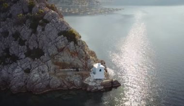 Κρασοπαναγιά: Το άγνωστο εκκλησάκι των Μεθάνων που κρύβεται ανάμεσα στα βράχια (βίντεο)