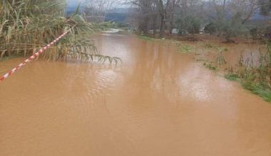 Ισχυρό καλοκαιρινό μπουρίνι έπληξε την περιοχή Αλύπα στη Μάνη: Οι δρόμοι μετατράπηκαν σε «ποτάμια»