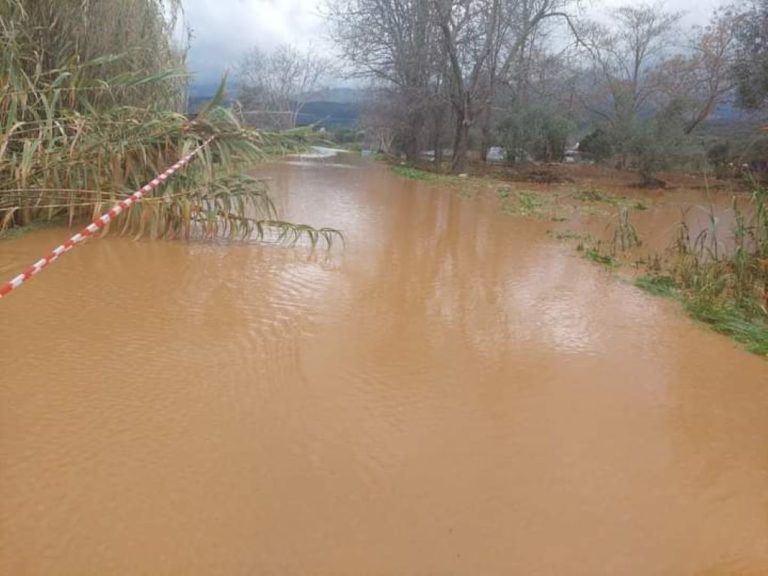 Ισχυρό καλοκαιρινό μπουρίνι έπληξε την περιοχή Αλύπα στη Μάνη: Οι δρόμοι μετατράπηκαν σε «ποτάμια»