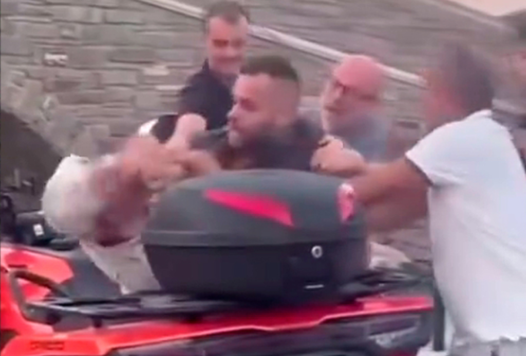 Άγριος ξυλοδαρμός ηλικιωμένου στην Πάρο από οδηγό ταξί: Έπεσε με μανία και προσπάθησε να τον πνίξει! (βίντεο)