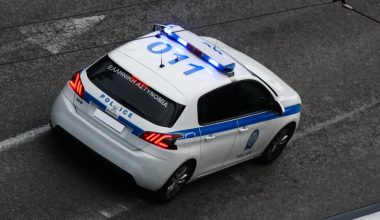 Πύργος: Χειροπέδες σε άνδρα που περιφερόταν στον δρόμο κρατώντας μαχαίρι και φώναζε