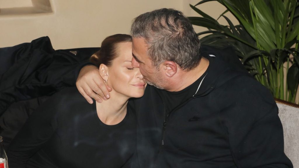 Ο Αντώνης Ρέμος συνεχίζει τις διακοπές του στη Μύκονο με την Υβόννη Μπόσνιακ (φώτο)