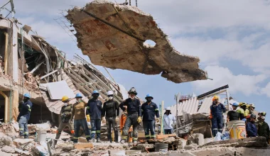 Εικόνες αρχαίας τραγωδίας στην Κολομβία μετά τον σεισμό 7,4 Ρίχτερ: Φόβοι ότι και οι 379 αγνοούμενοι είναι νεκροί