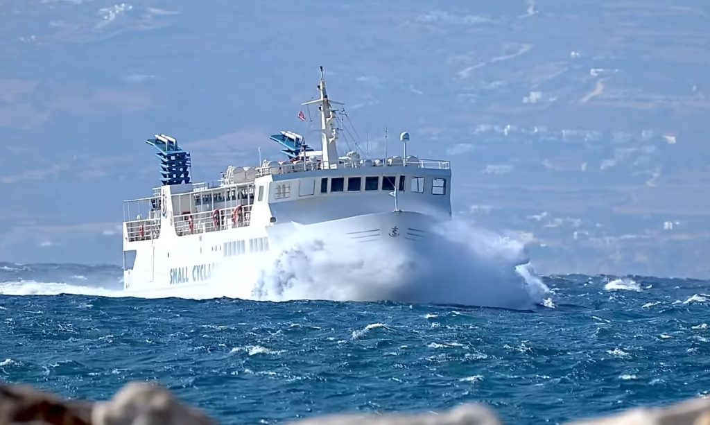 Βίντεο: H «μάχη» του «Σκοπελίτη» με πελώρια κύματα στο Αιγαίο
