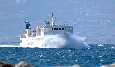 Βίντεο: H «μάχη» του «Σκοπελίτη» με πελώρια κύματα στο Αιγαίο