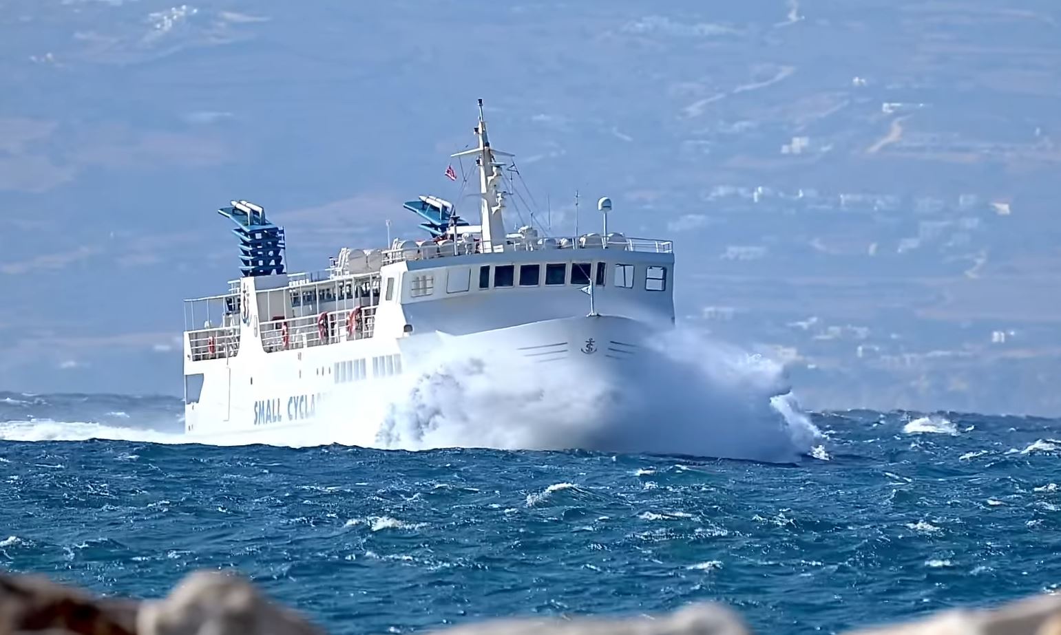 Βίντεο: H «μάχη» του «Σκοπελίτη» με πελώρια κύματα στο Αιγαίο
