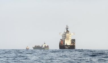Ερυθρά Θάλασσα: Οι Χούθι «νεκρώνουν» το λιμάνι Μόχα μετά από 25 πυραυλικά πλήγματα
