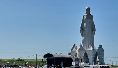 Η Πολωνία εγκαινίασε το υψηλότερο άγαλμα της Παναγίας  ενώ η Γαλλία κατασκευάζει το μεγαλύτερο τζαμί στην Ευρώπη