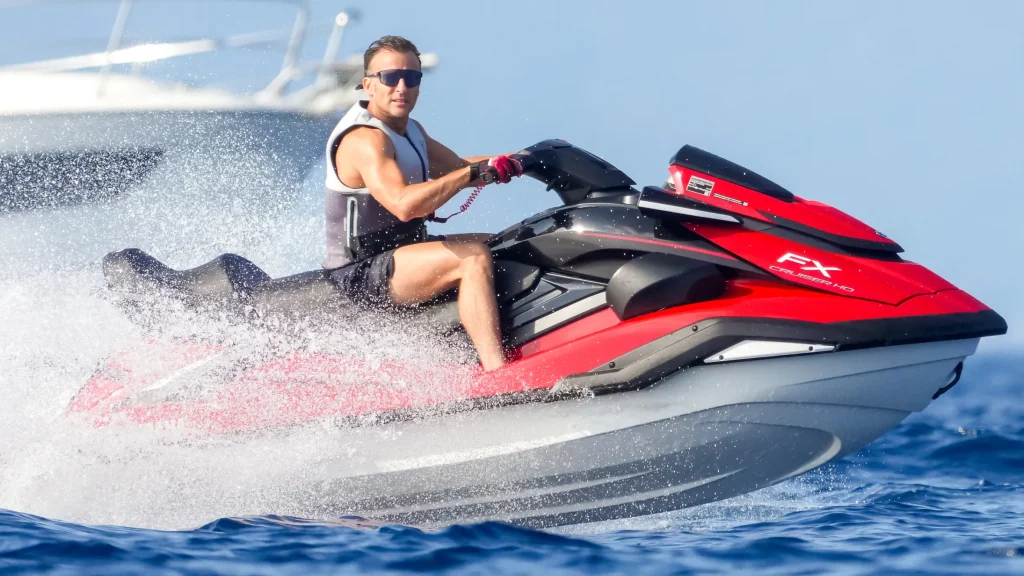 Ε.Μακρόν σε jet ski εν μέσω καύσωνα και πυρκαγιών – Αντιδράσεις στη Γαλλία για τις διακοπές του