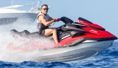 Ε.Μακρόν σε jet ski εν μέσω καύσωνα και πυρκαγιών – Αντιδράσεις στη Γαλλία για τις διακοπές του