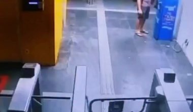 Άνδρας δέχεται επίθεση από ομάδα κακοποιών σε σταθμό μέσων μαζικής μεταφοράς στη Γερμανία (βίντεο)