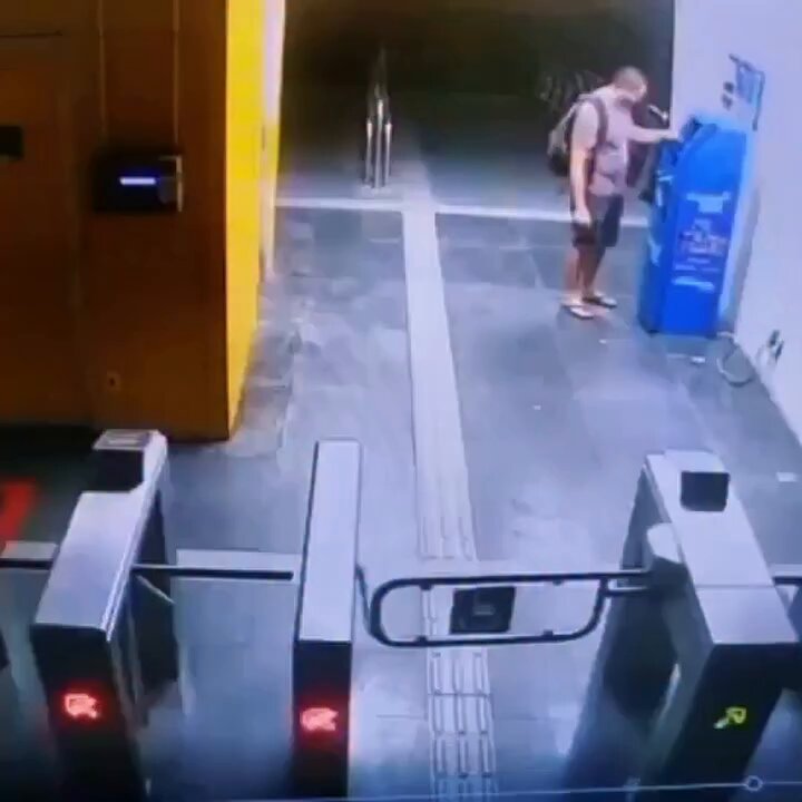 Άνδρας δέχεται επίθεση από ομάδα κακοποιών σε σταθμό μέσων μαζικής μεταφοράς στη Γερμανία (βίντεο)