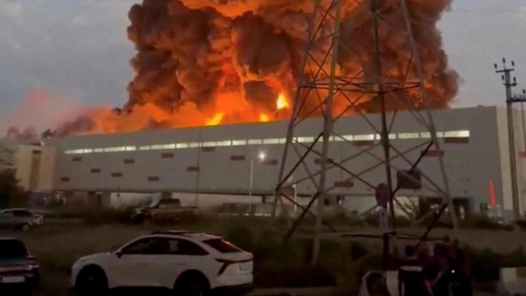 Η Ουκρανία χτύπησε το μεγαλύτερο logistics hub της Wildberries στην Μόσχα – Μεγάλη φωτιά σε αποθήκη 200.000 τ.μ.