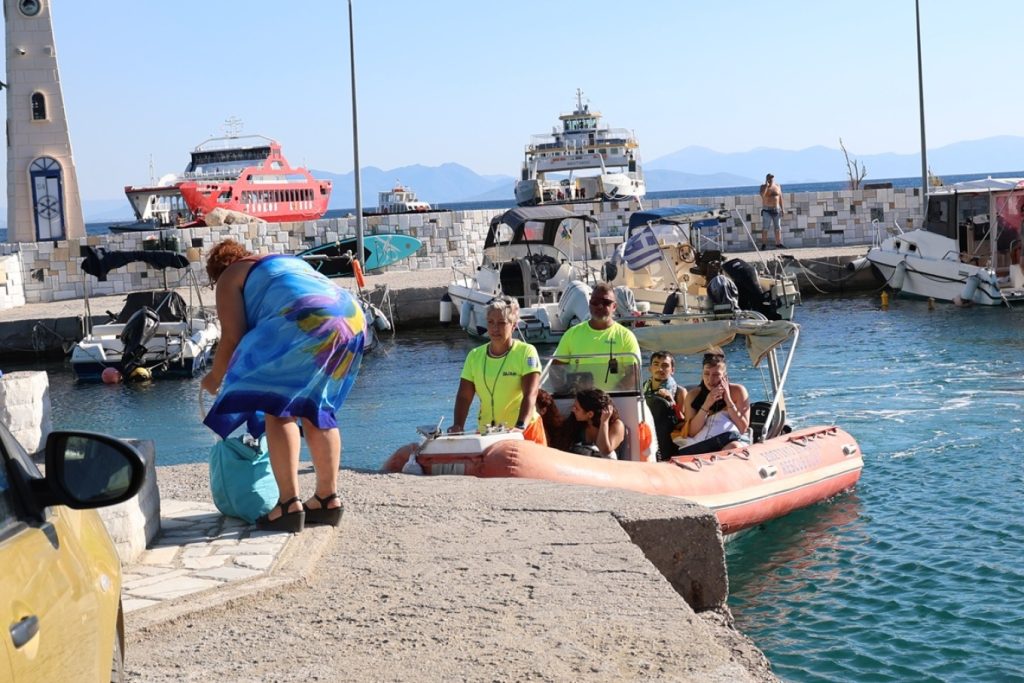 Σαλαμίνα: Στα 384 άτομα οι απεγκλωβισμοί ατόμων από τις περιοχές Σατερλί και Κολώνες με πλωτά μέσα