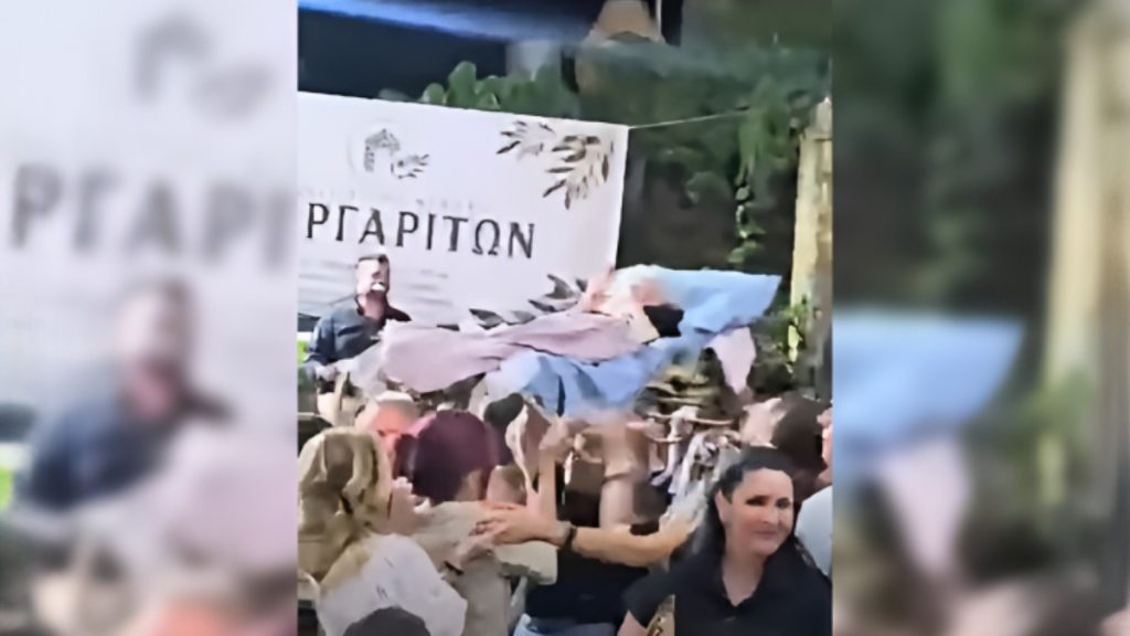 Σήκωσαν γιαγιά με την ξαπλώστρα και την πήγαν μπροστά στην ορχήστρα σε πανηγύρι στην Κρήτη (βίντεο)