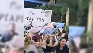 Σήκωσαν γιαγιά με την ξαπλώστρα και την πήγαν μπροστά στην ορχήστρα σε πανηγύρι στην Κρήτη (βίντεο)