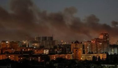 Νύχτα εκρήξεων σε Κίεβο και Κρεβί Ρι – Σχεδόν 100 drones καταρρίφθηκαν κοντά στη Μόσχα