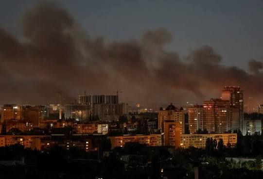 Νύχτα εκρήξεων σε Κίεβο και Κρεβί Ρι – Σχεδόν 100 drones καταρρίφθηκαν κοντά στη Μόσχα