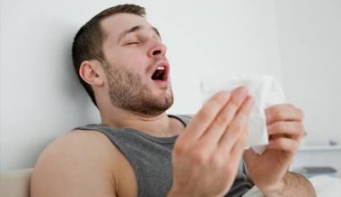 Τι συμβαίνει πραγματικά στο σώμα όταν κρατάμε ένα φτέρνισμα;