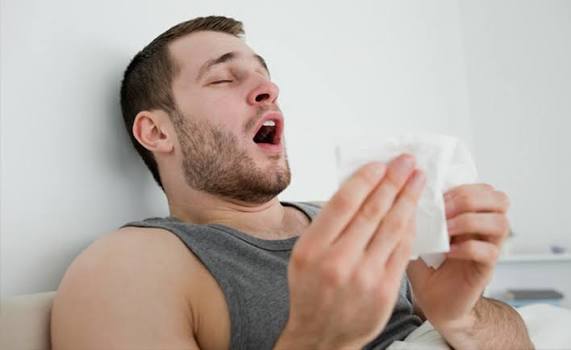 Τι συμβαίνει πραγματικά στο σώμα όταν κρατάμε ένα φτέρνισμα;