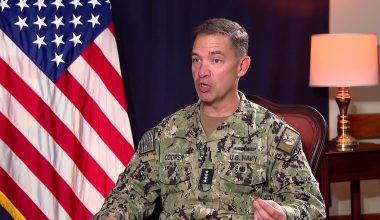 Ο Διοικητής της  CENTCOM στο αεροπλανοφόρο USS Abraham Lincoln μετά τον θόρυβο για την κατάσταση του πληρώματος