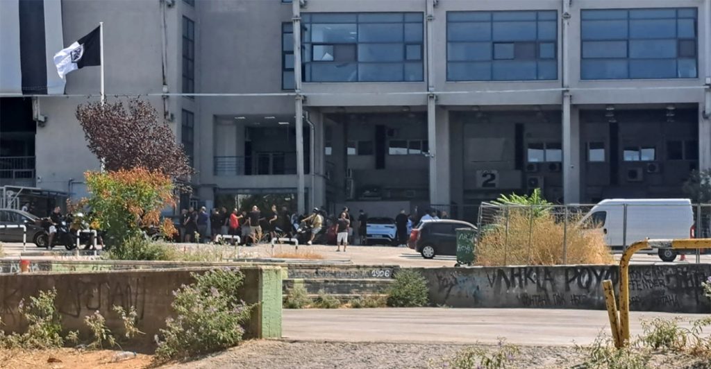 «Βράζει» η Τούμπα: Κατάληψη των γραφείων του ΠΑΟΚ από τους αγανακτισμένους οπαδούς – Σήκωσαν πανό! (φωτογραφίες)