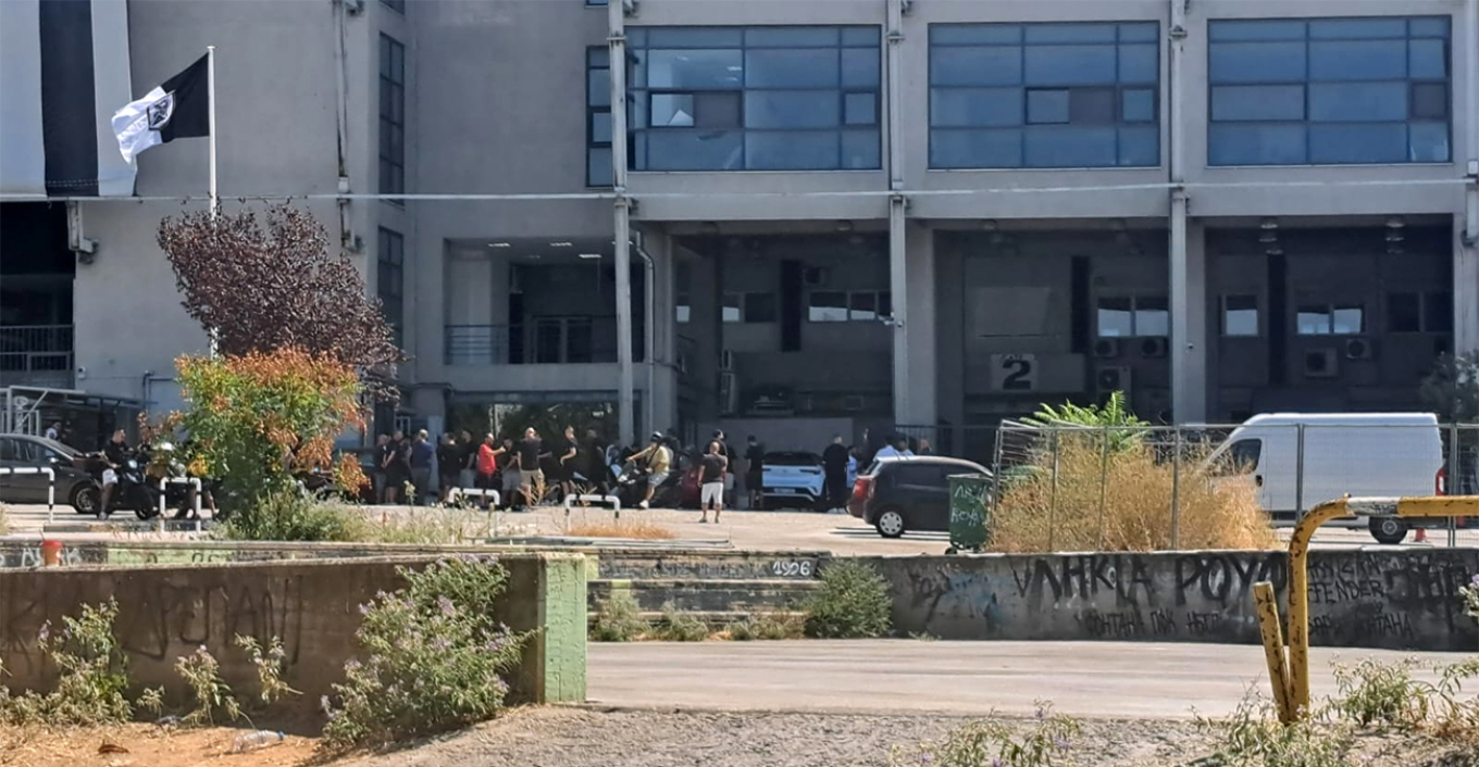 «Βράζει» η Τούμπα: Κατάληψη των γραφείων του ΠΑΟΚ από τους αγανακτισμένους οπαδούς – Σήκωσαν πανό! (φωτογραφίες)