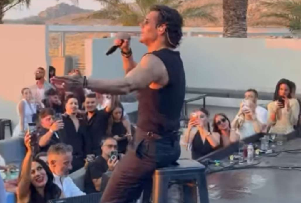 Μέχρι τα ξημερώματα τραγουδούσε ο Πέτρος Ιακωβίδης σε γνωστό κλαμπ της Ρόδου – Δείτε βίντεο