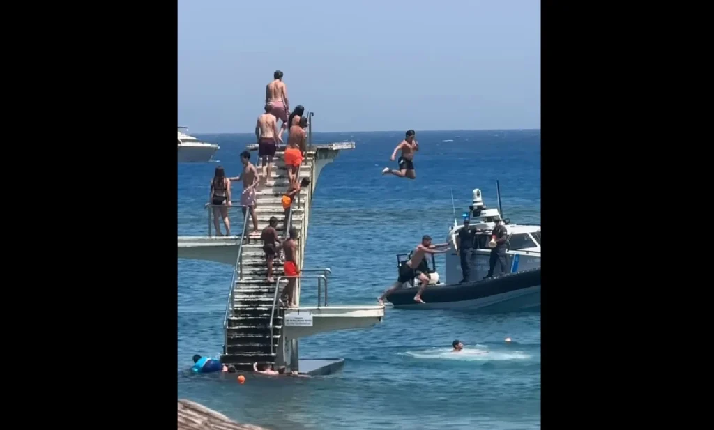 Ρόδος: Το Λιμενικό απομακρύνει λουόμενους από το επικίνδυνο τραμπολίνο στην παραλία Έλλη (βίντεο)