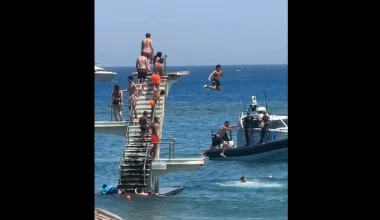 Ρόδος: Το Λιμενικό απομακρύνει λουόμενους από το επικίνδυνο τραμπολίνο στην παραλία Έλλη (βίντεο)