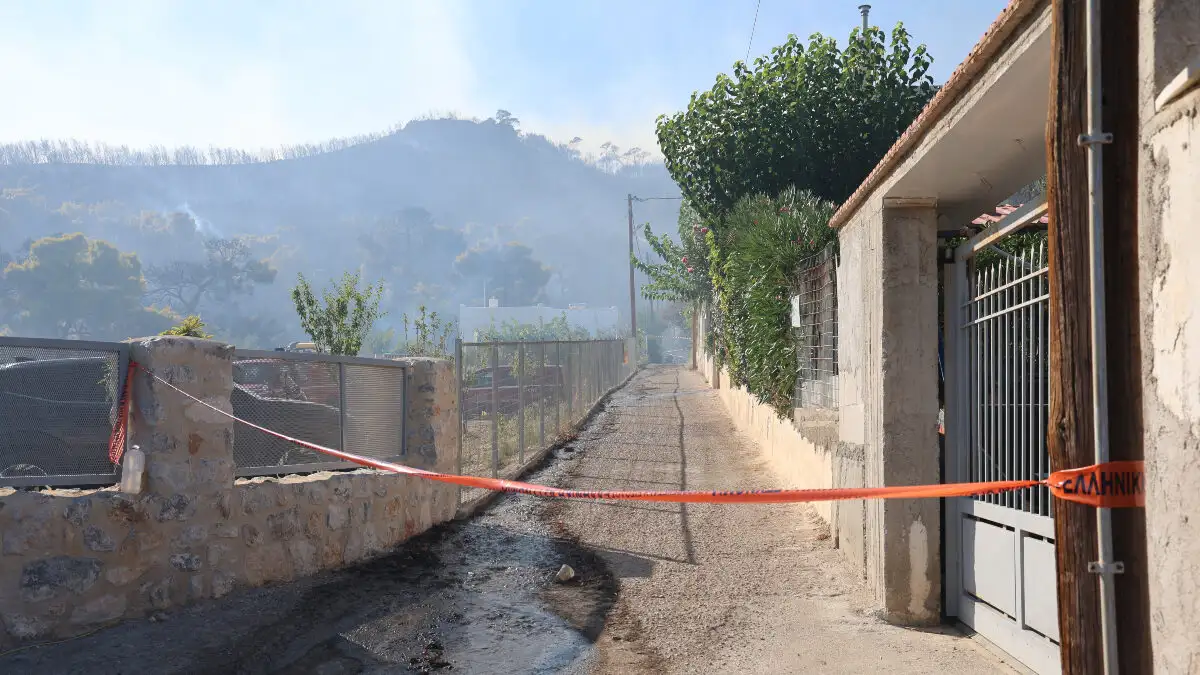 Δήμαρχος Σαλαμίνας για το νεκρό ζευγάρι ηλικιωμένων: «Εγκλωβίστηκαν και κάηκαν εκείνη τη στιγμή»