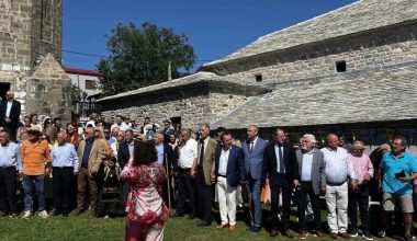 Γρεβενά: Αγανακτισμένοι κτηνοτρόφοι έδιωξαν από γιορτή εκπροσώπους  της κυβέρνησης