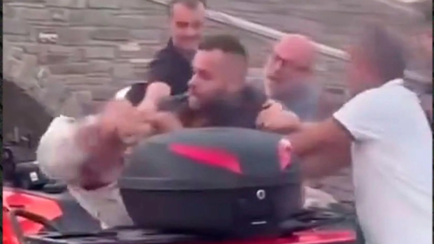 Σοκάρει ο ηλικιωμένος που δέχθηκε άγρια επίθεση από οδηγό ταξί στην Πάρο – «Μπορούσε να με έχει σκοτώσει» (βίντεο)