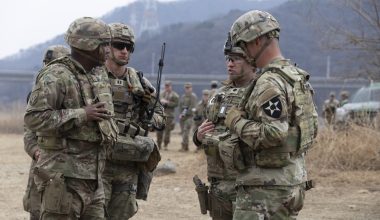 Τα μηνύματα που έγραψαν Αμερικανοί στρατιώτες σε πτέρυγα αεροσκάφους εν μέσω του πολέμου στο Ιράν (βίντεο)