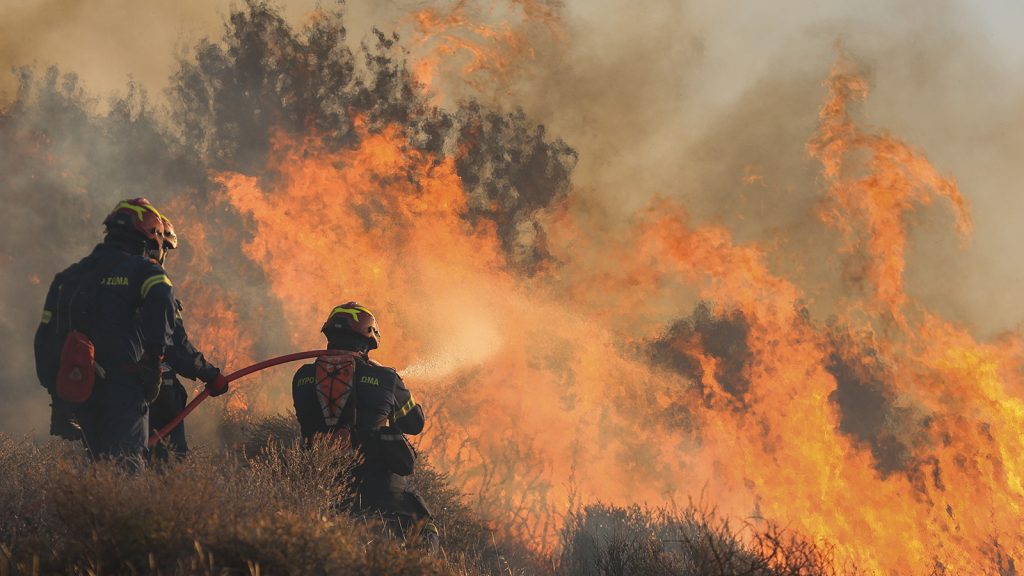 Μεγάλες πυροσβεστικές δυνάμεις αλλά οι φωτιές δεν σβήνουν με τίποτα: Γιατί;
