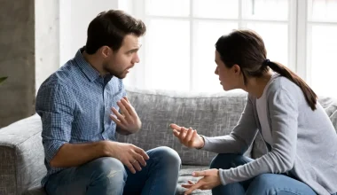Τα έχετε «σπάσει» με τα αδέρφια σας; – Δείτε σε ποια φάση βρίσκεστε και πώς να συμπεριφερθείτε από εδώ και στο εξής