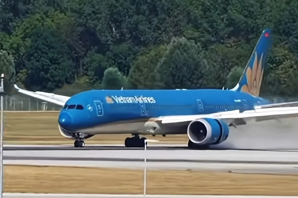 Βίντεο: Boeing 787 της Vietnam Airlines παρέμεινε για 2 ώρες στον αέρα λόγω τεχνικού προβλήματος