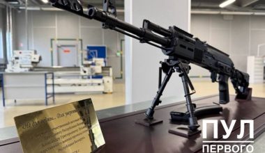 Α.Λουκασένκο: Του παρέδωσαν ως δώρο το πρώτο λευκορωσικής κατασκευής τυφέκιο εφόδου (φωτο)