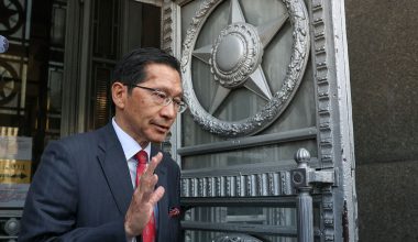 «Κρύος ιδρώτας» για τον Ιάπωνα πρέσβη στη Ρωσία: Σε 25′ έφυγε – Έξω τον περίμεναν αγανακτισμένοι πολίτες (βίντεο)