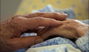 Βίντεο: Η στιγμή που 92χρονη σκαρφαλώνει φράχτη δύο μέτρων για να το «σκάσει» από το γηροκομείο!