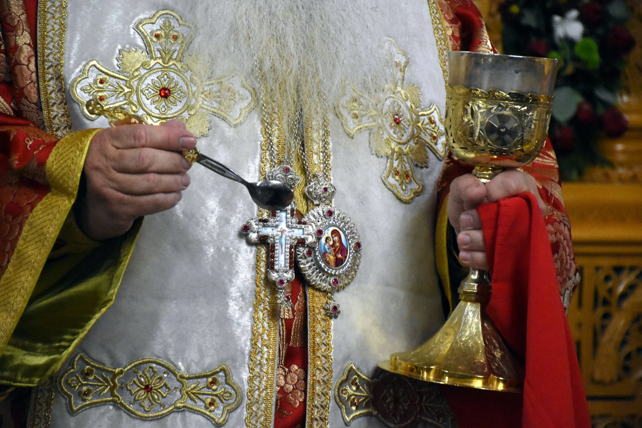 Γιατί ο παπάς φορά διαφορετικά χρώματα άμφια ανάλογα με την ημέρα