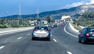 Ταυτοποιήθηκε η ασυνείδητη οδηγός της μαύρης Mercedes που κινείτο ανάποδα στην Αθηνών-Κορίνθου!