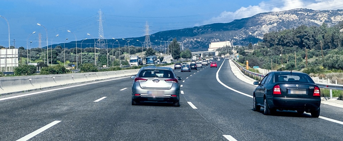 Ταυτοποιήθηκε η ασυνείδητη οδηγός της μαύρης Mercedes που κινείτο ανάποδα στην Αθηνών-Κορίνθου!