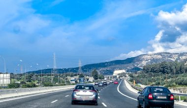 Ταυτοποιήθηκε η ασυνείδητη οδηγός της μαύρης Mercedes που κινείτο ανάποδα στην Αθηνών-Κορίνθου!
