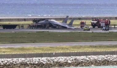 Ανώμαλη προσγείωση ιαπωνικού μαχητικού F-15 στην Οκινάουα – Πήρε φωτιά στο αεροδρόμιο (βίντεο)