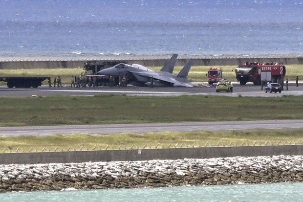 Ανώμαλη προσγείωση ιαπωνικού μαχητικού F-15 στην Οκινάουα – Πήρε φωτιά στο αεροδρόμιο (βίντεο)